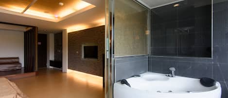 Deluxe Double Room (Do not accept Taiwan Traveler Card) | Bathroom | Separate tub and shower, free toiletries, hair dryer, slippers
