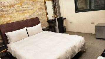 Standard Double Room (Do not accept Taiwan Traveler Card) | Desk, blackout curtains, free WiFi