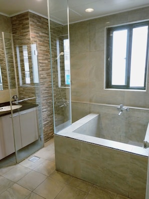 Superior Double Room, Bathtub (Do not accept Taiwan Traveler Card) | Bathroom | Separate tub and shower, free toiletries, hair dryer, slippers - Harbor Elite Hotel (Yuchi)