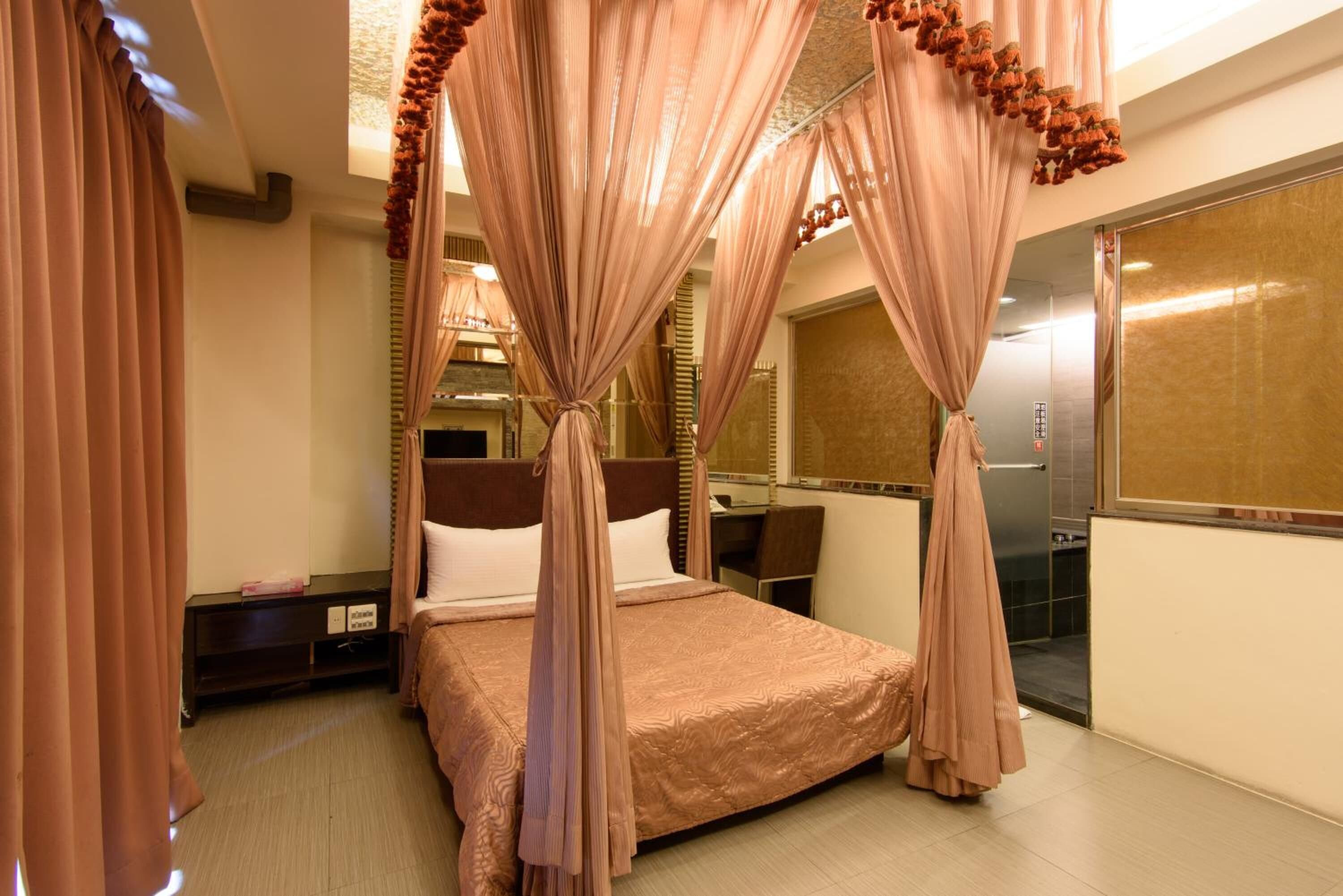 Työpöytä, pimennysverhot, ilmainen Wi-Fi