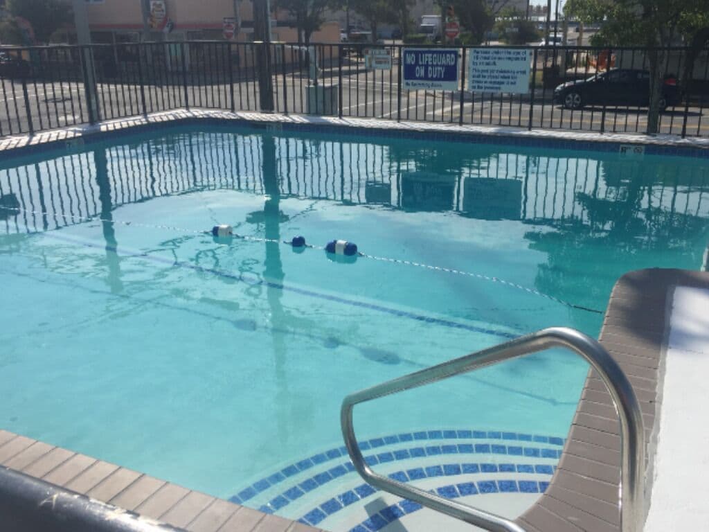 Piscina externa sazonal, funciona das 10h às 20h, guarda-sóis