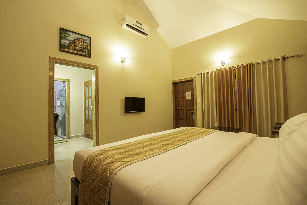 deluxe cottage | premium bedding, in-room safe, desk, iron/ironing board