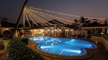 Outdoor pool, pool loungers