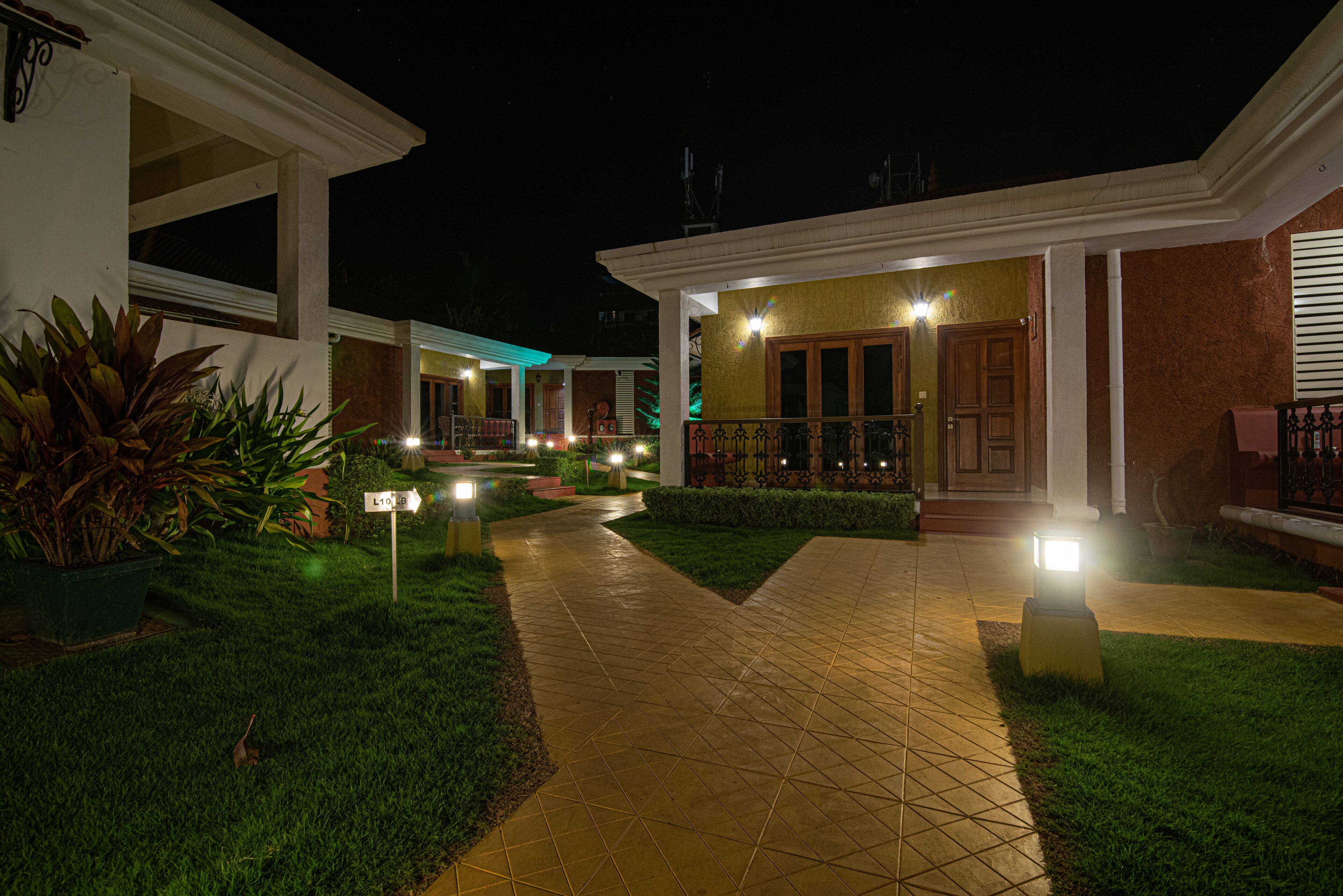 deluxe cottage | premium bedding, in-room safe, desk, iron/ironing board