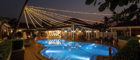 Piscine extérieure, chaises longues