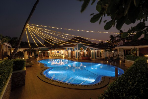 Outdoor pool, sun loungers - The Grand Leoney Resort (Vagator)