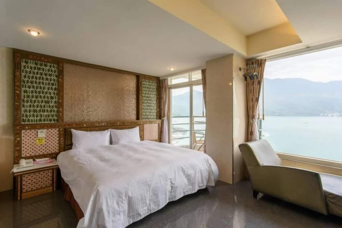 Blackout drapes, free WiFi