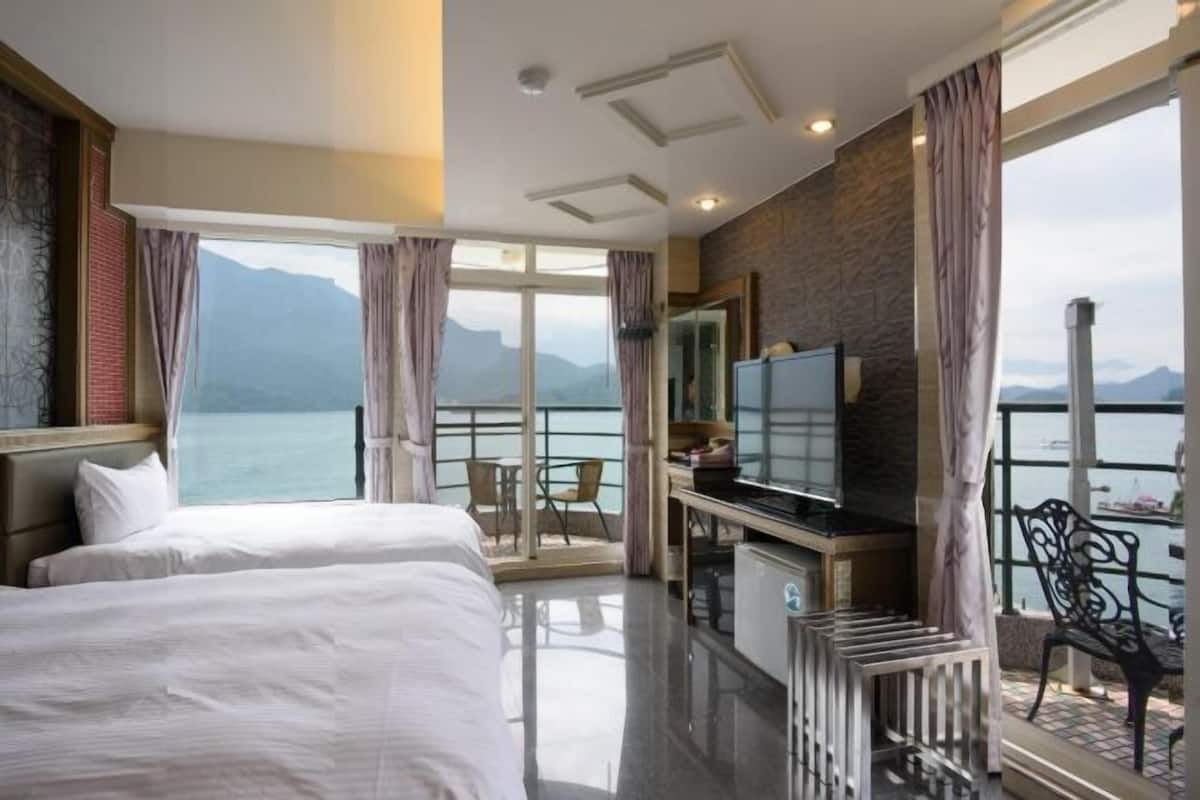 Blackout drapes, free WiFi