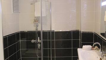 Douche, articles de toilette gratuits, sĂšche-cheveux, chaussons