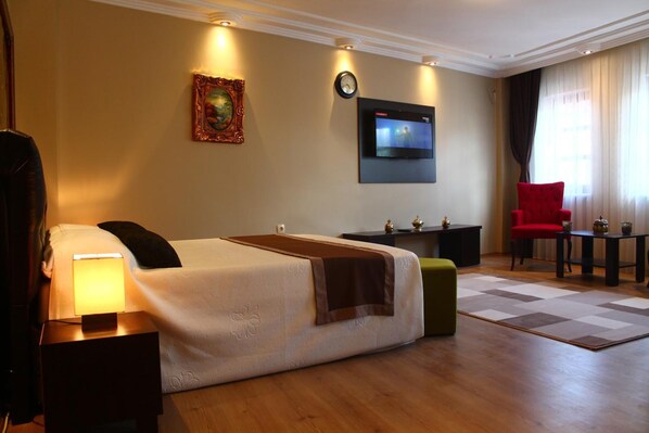 Premium bedding, free minibar, in-room safe, desk