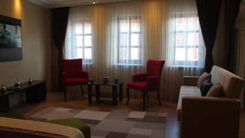 Ropa de cama de alta calidad y minibar con artículos gratuitos