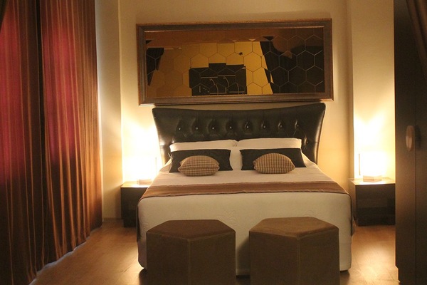 Luxe beddengoed, een gratis minibar, een kluis op de kamer, een bureau