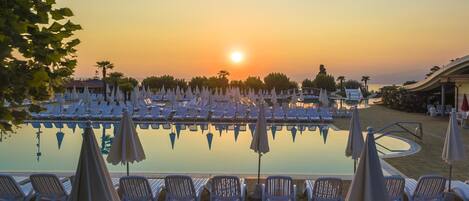 Piscina stagionale all'aperto, una piscina in terrazza