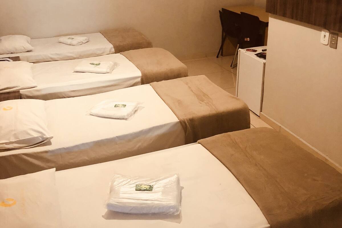 Standaard vierpersoonskamer | 3 slaapkamers, een minibar, een bureau, verduisterende gordijnen