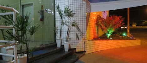 Fachada de la propiedad por la tarde o noche