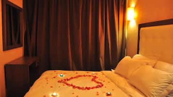 2 bedrooms, premium bedding, in-room safe, blackout drapes