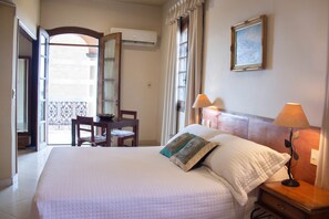 Dubbelrum eller tvåbäddsrum | Minibar, värdeförvaringsskåp på rummet och mörkläggningsgardiner