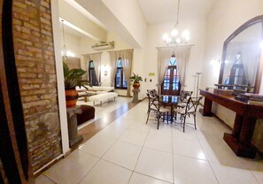 20-inch TV with cable channels - Asunción Palace Hotel (Asunción)