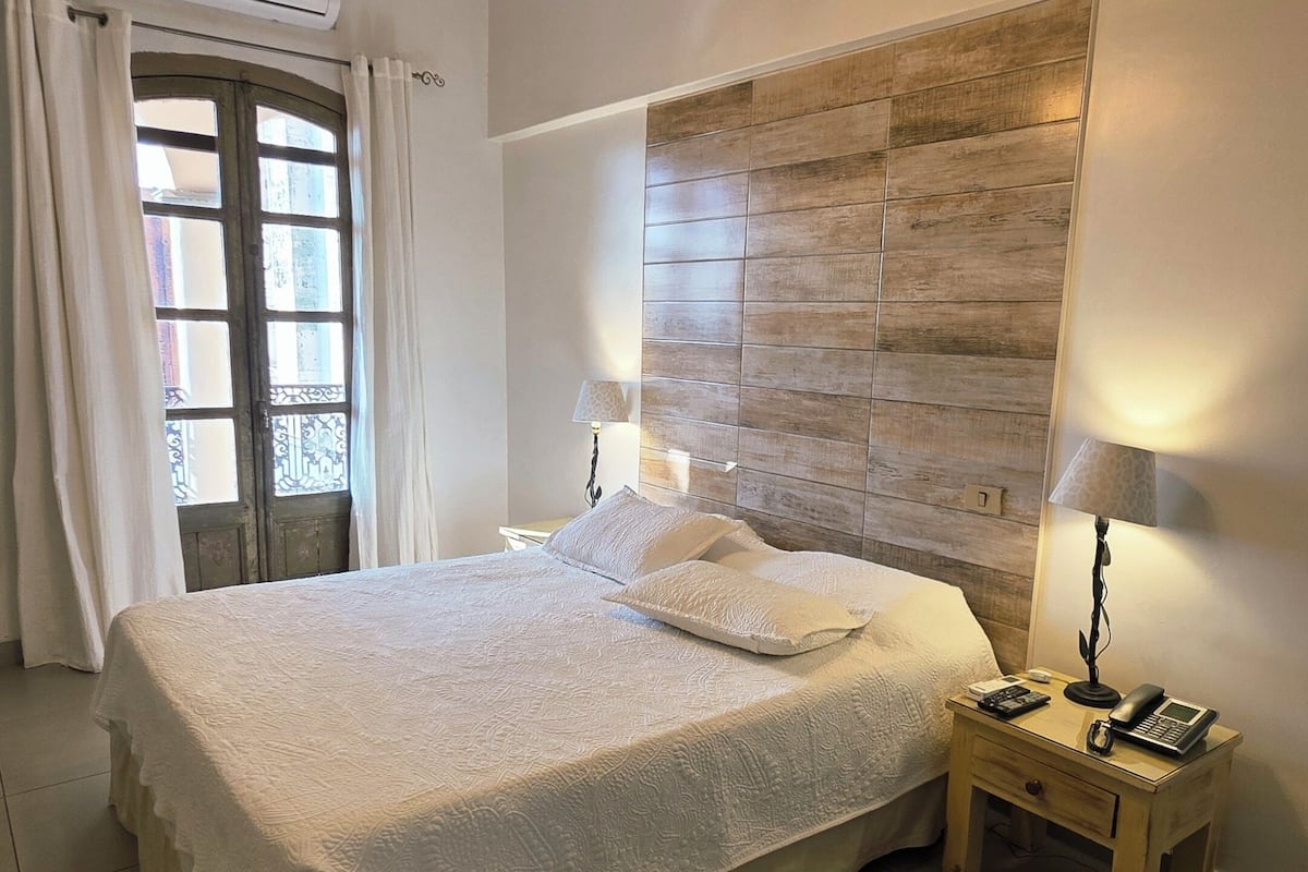Dobbelt- eller tomannsrom | Minibar, safe på rommet, blendingsgardiner og wi-fi (inkludert)