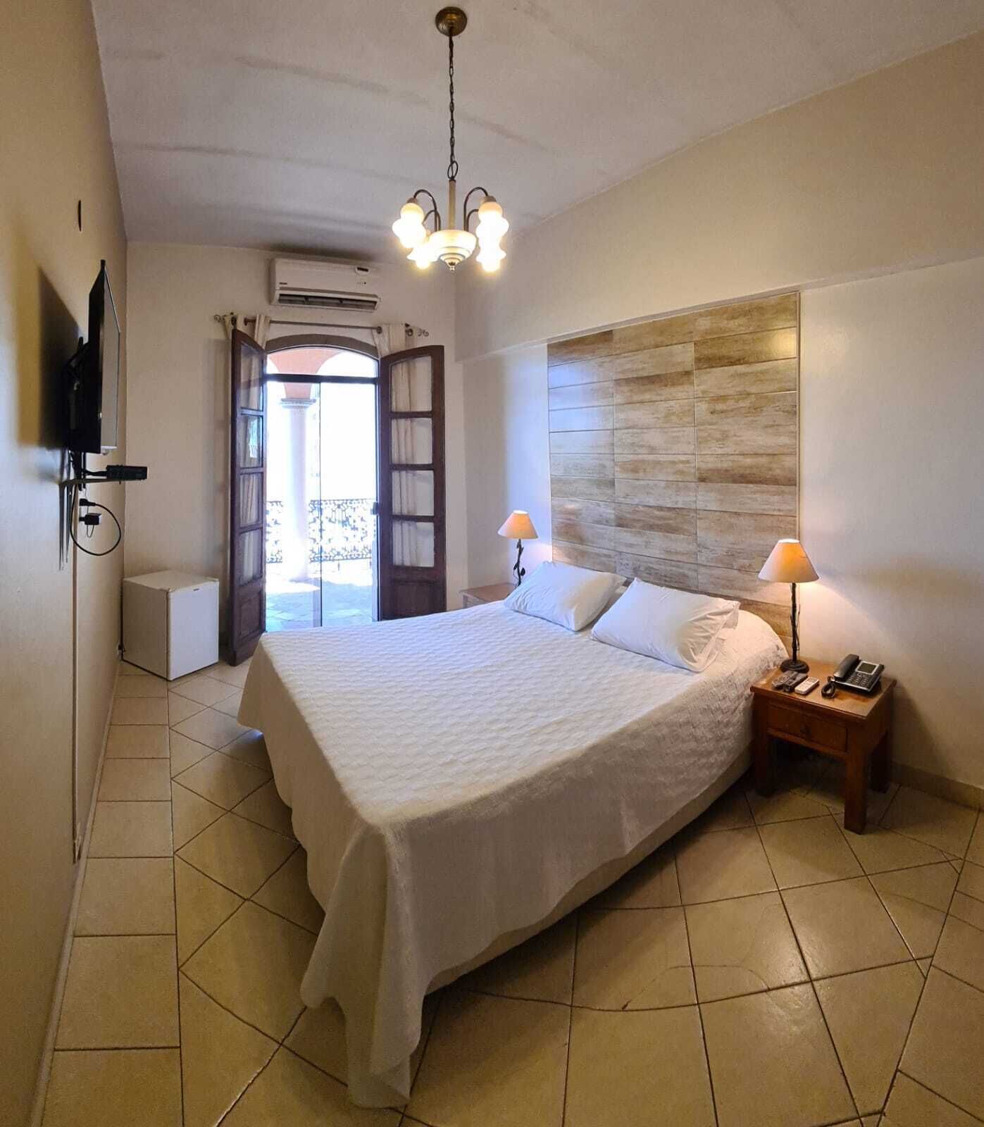 Minibar, caja de seguridad en la habitación y cortinas blackout 