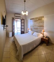 Single Room | Minibar, in-room safe, blackout drapes, free WiFi