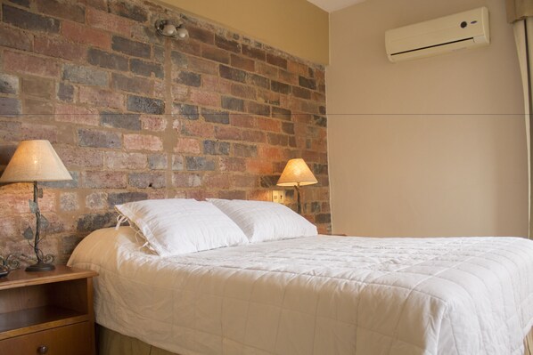 Enkelrum | Minibar, värdeförvaringsskåp på rummet och mörkläggningsgardiner