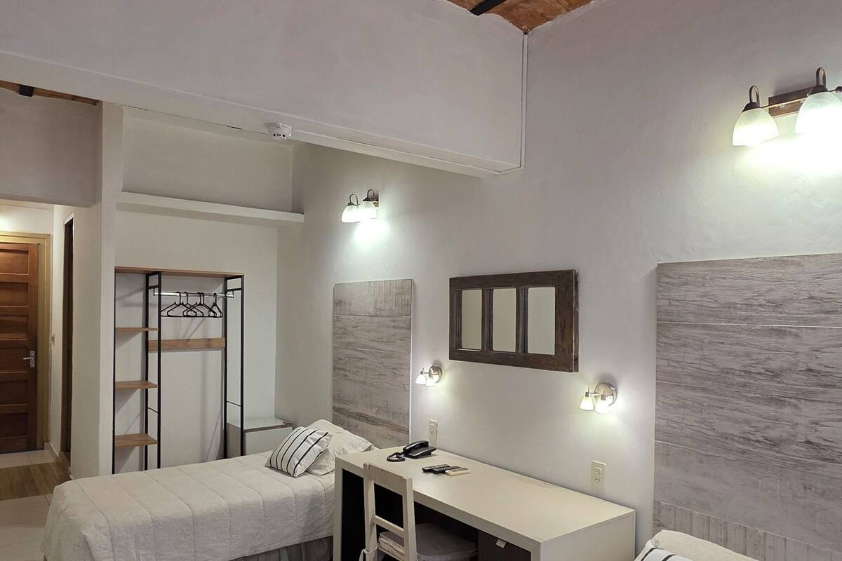 Kamer, 1 twee- of 2 eenpersoonsbedden | Een minibar, een kluis op de kamer, verduisterende gordijnen