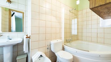 Standard Twin Room | Bathroom | Combined shower/bathtub, free toiletries, hair dryer, bidet