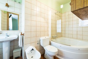 Standard Twin Room | Bathroom | Combined shower/tub, free toiletries, hair dryer, bidet - Hotel rural Valle de Ancares (Candin)