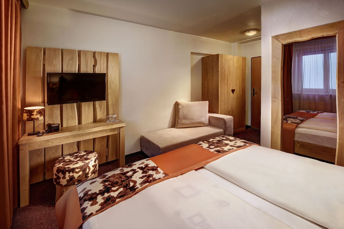 standard double room | desk, free cots/infant beds, free wifi, bed sheets