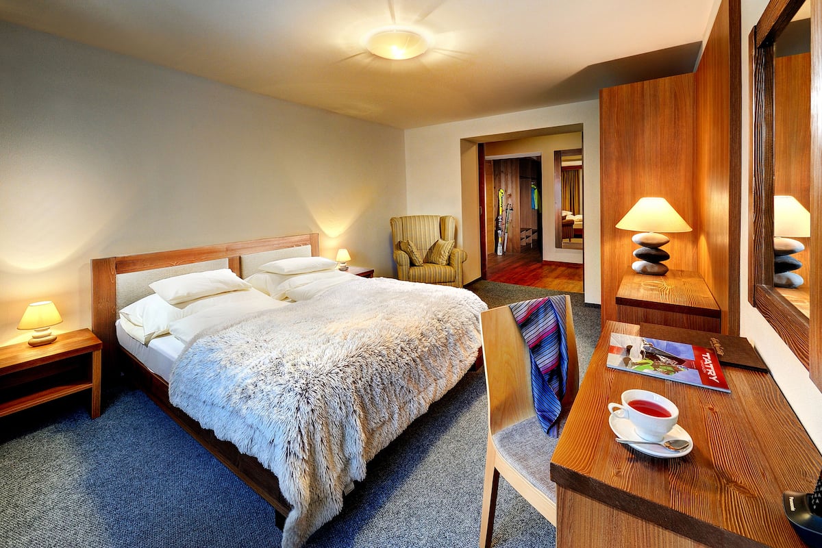 suite | desk, free cots/infant beds, free wifi, bed sheets