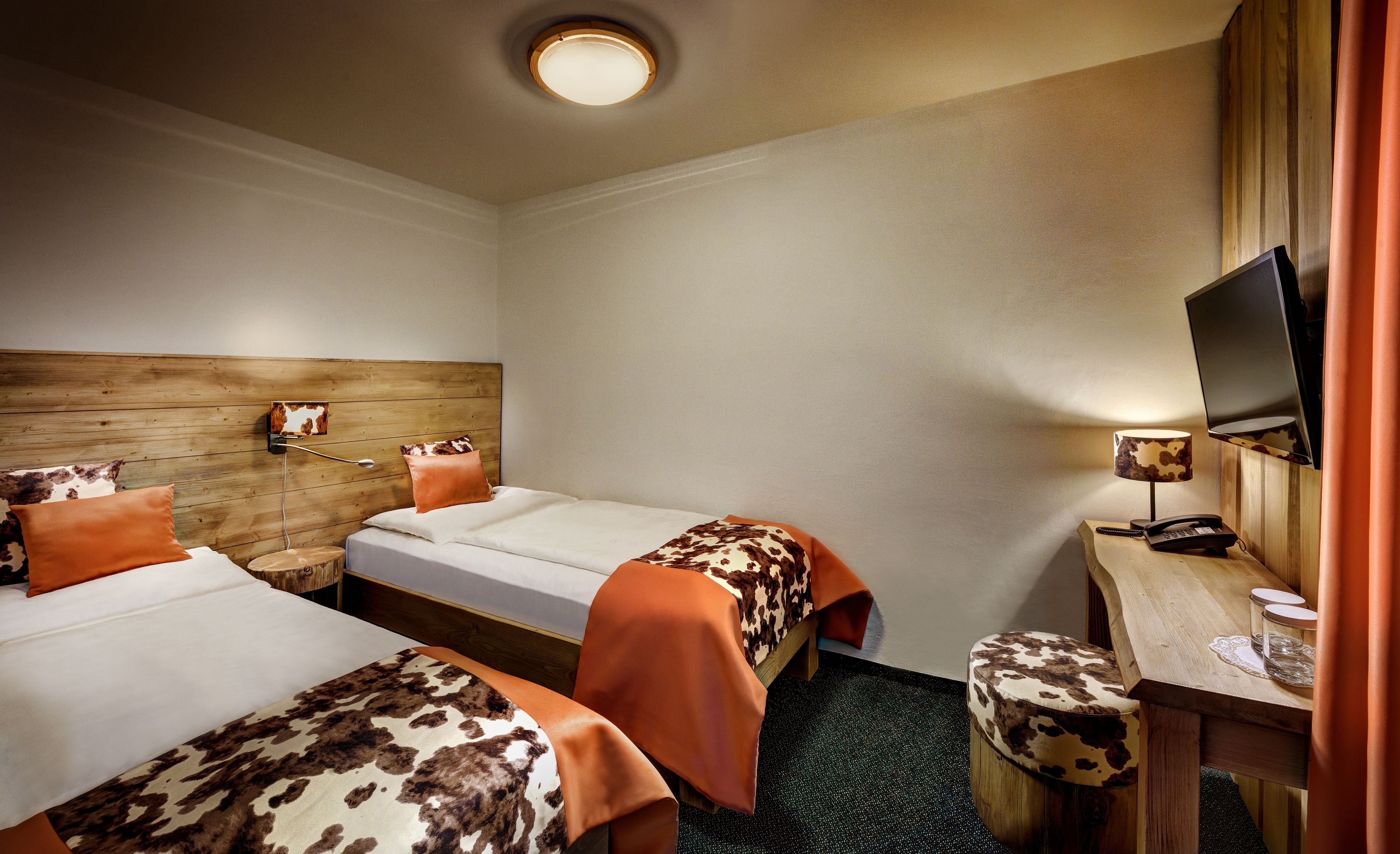 standard double room | desk, free cots/infant beds, free wifi, bed sheets