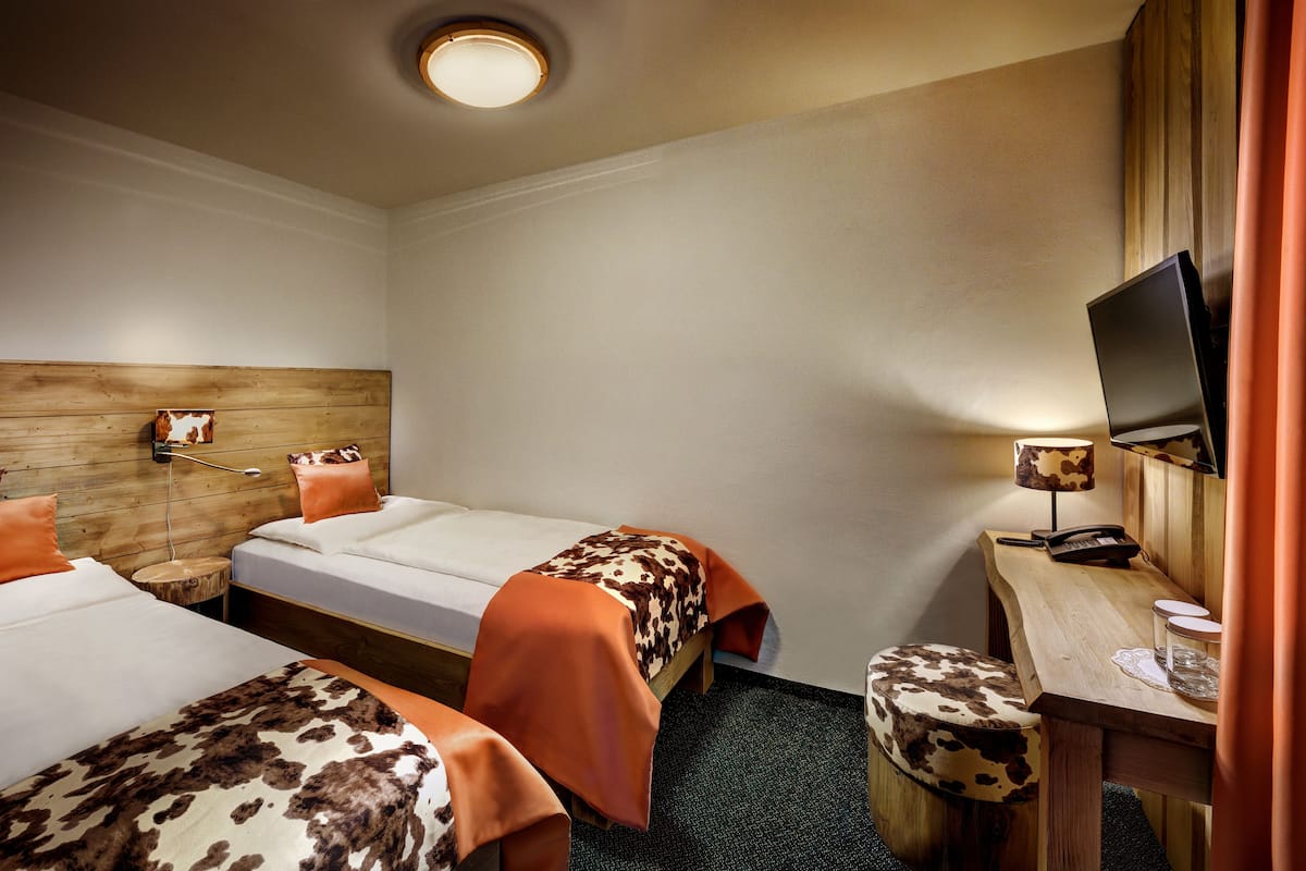 standard double room | desk, free cots/infant beds, free wifi, bed sheets