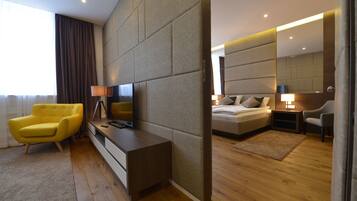 One-Bedroom Apartment | 起居區 | 32-吋 LCD 液晶電視、有線頻道、電視