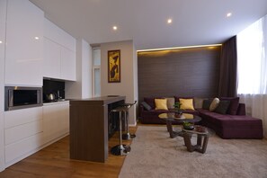 One-Bedroom Apartment | 起居區 | 32-吋 LCD 液晶電視、有線頻道、電視