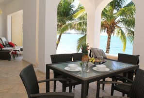 تناول الطعام داخل الغرفة