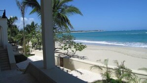A beach view with palm trees and a clear sky. - Beach Palace Cabarete (Cabarete)