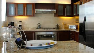 Full-sized fridge, microwave, stovetop, dishwasher