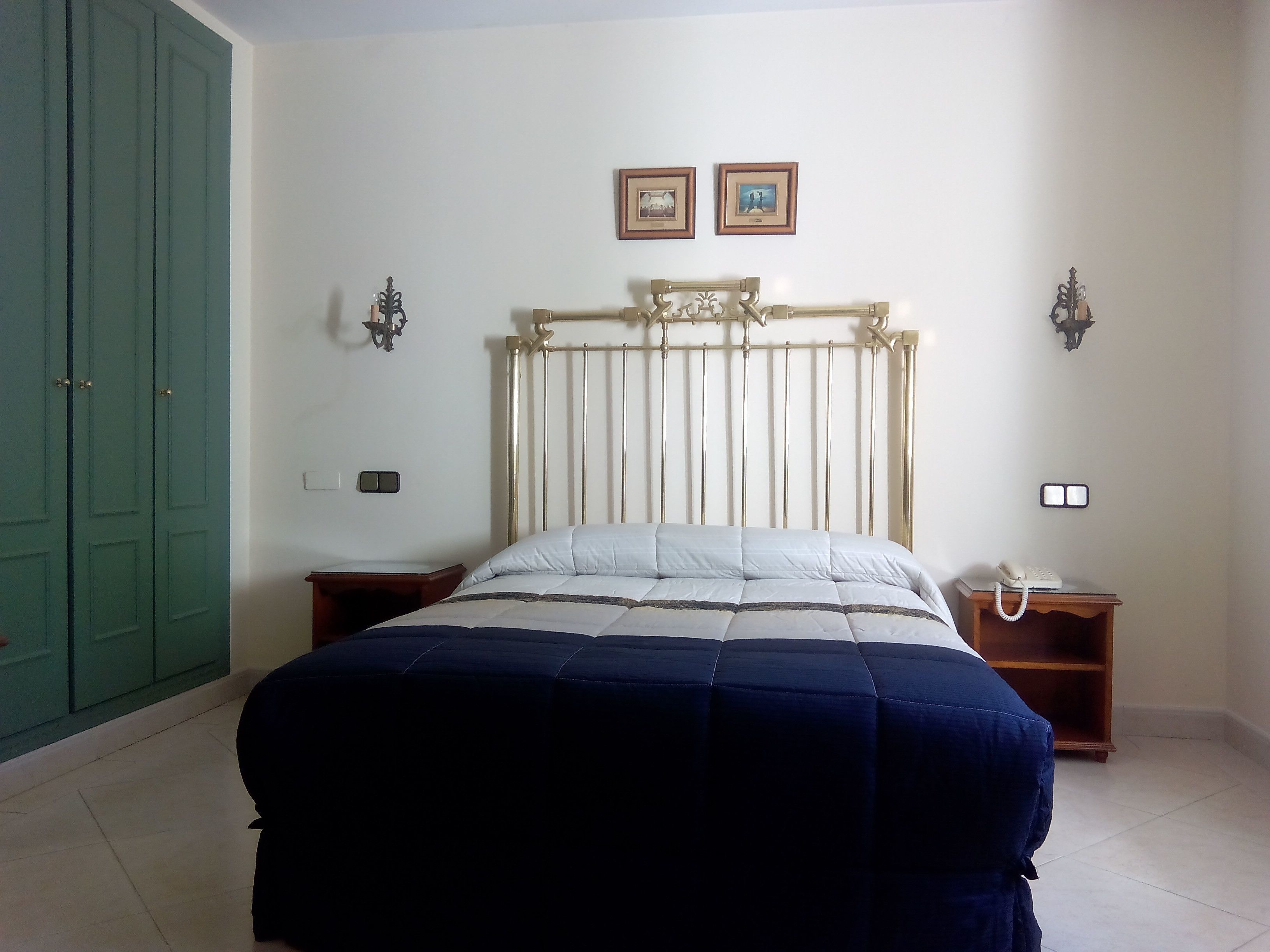 Kamer, 1 twee- of 2 eenpersoonsbedden | Een bureau, verduisterende gordijnen, extra bedden (toeslag)