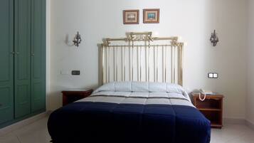 Kamer, 1 twee- of 2 eenpersoonsbedden | Een bureau, verduisterende gordijnen, extra bedden (toeslag)