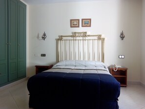 Habitación con 1 cama doble o 2 individuales | Escritorio, cortinas opacas, camas supletorias y wifi gratis