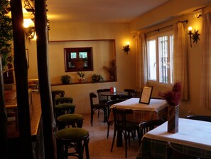 Frühstück, Mittagessen, Abendessen, lokale Küche 