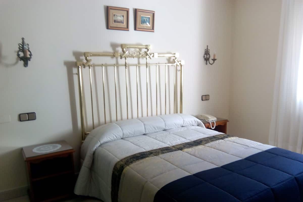 Escritorio, cortinas blackout y camas plegables/adicionales