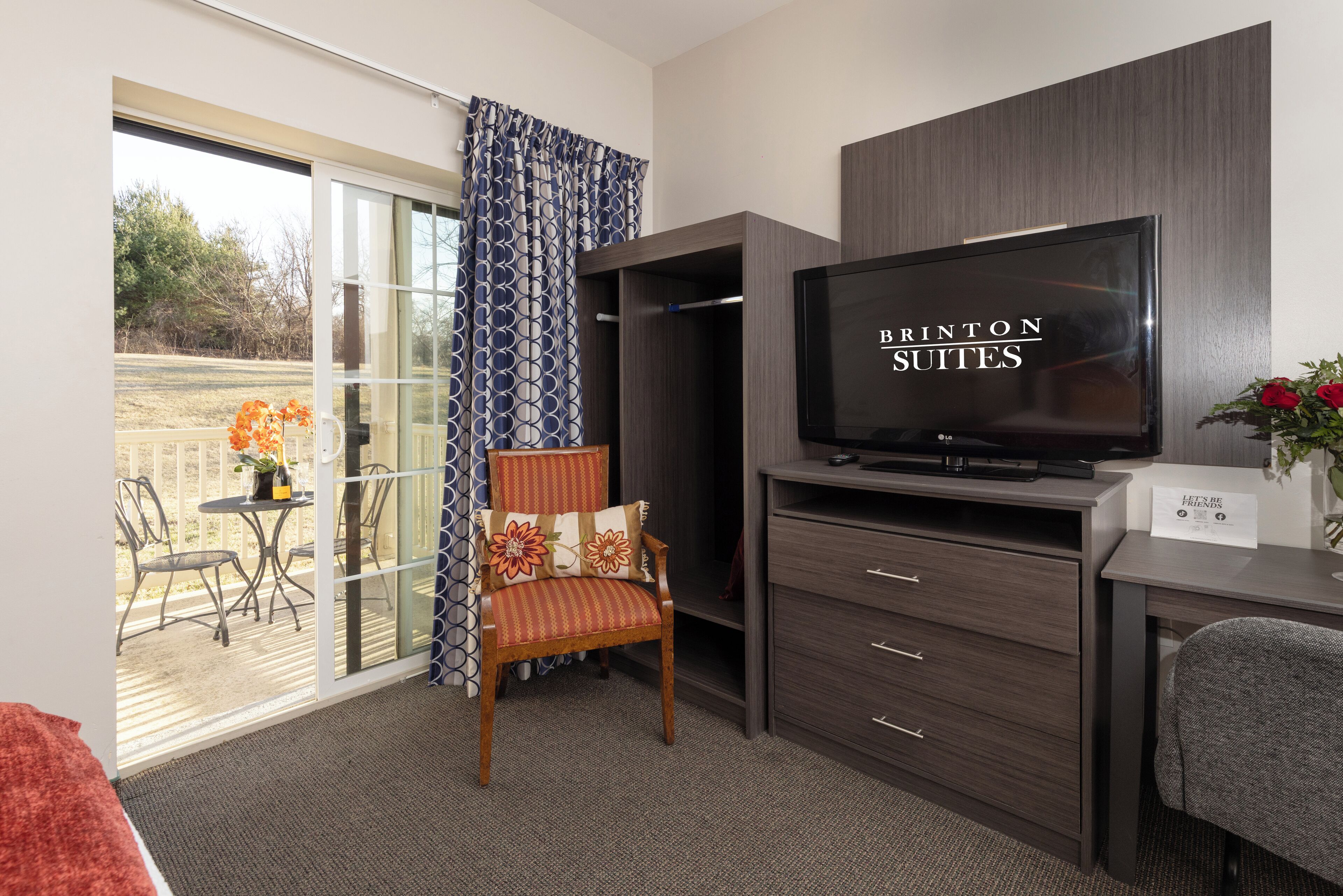 room, 1 queen bed (1st floor) | desk, laptop workspace, soundproofing, iron/ironing board