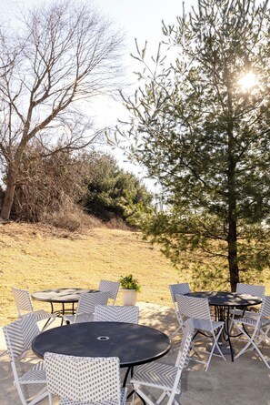 Outdoor dining - Brinton Suites (West Chester)