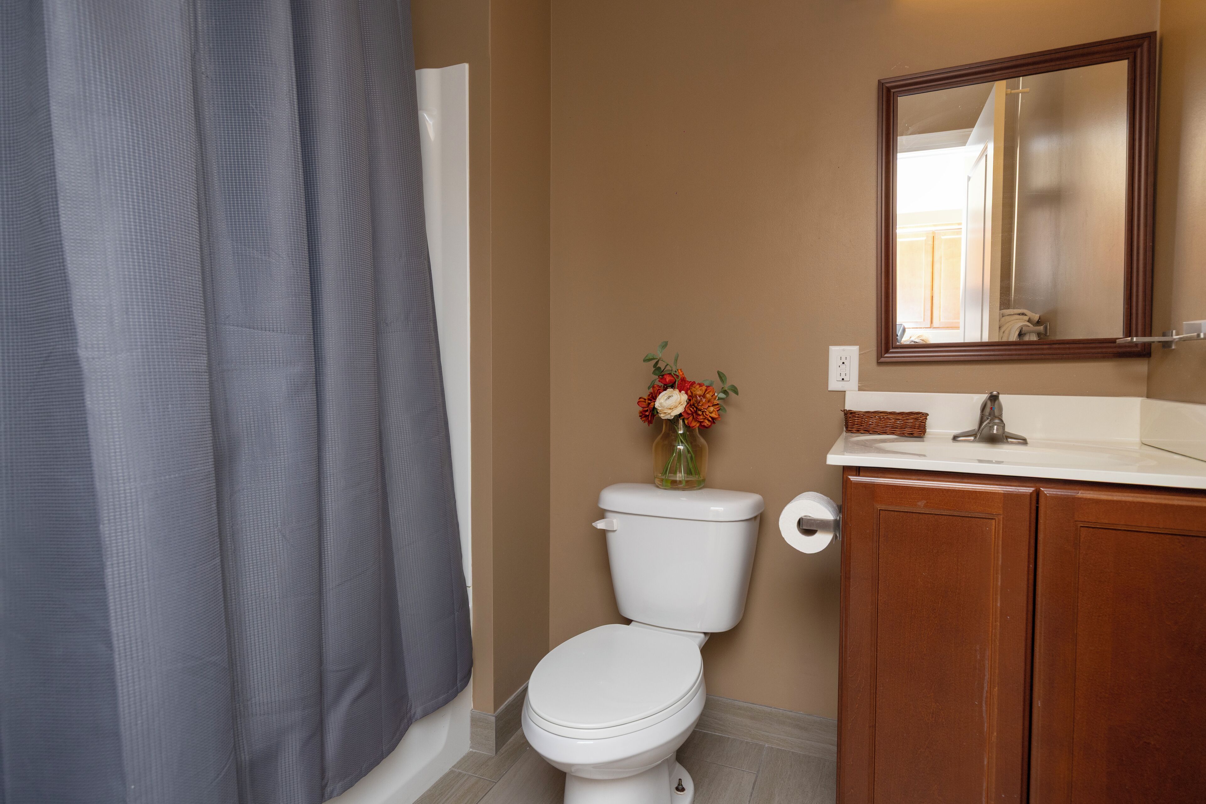 room, 1 queen bed, garden view (2nd floor) | bathroom | combined shower/bathtub, free toiletries, hair dryer, towels