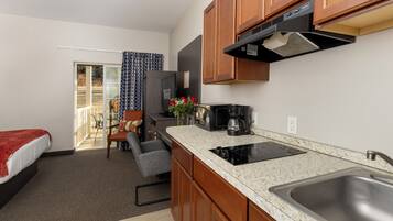 Room, 1 Queen Bed (1st Floor) | Private kitchen | Fridge, microwave, stovetop, coffee/tea maker