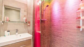 奢华公寓, 私人浴室 | 浴室 | 淋浴设施、大花洒淋浴喷头、免费洗浴用品、吹风机