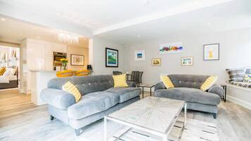 奢华公寓, 私人浴室 | 起居区 | 40-英寸纯平电视 (配备有线频道)、电视