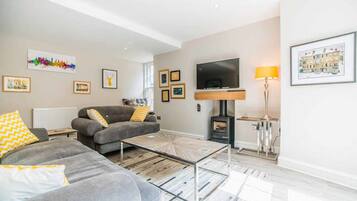 奢华公寓, 私人浴室 | 起居区 | 40-英寸纯平电视 (配备有线频道)、电视